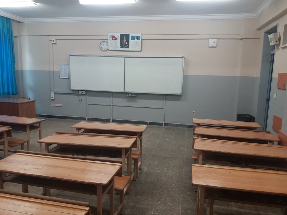 OKULLAR, DYO İLE BOYANDI, TEMİZ SINIFLARA KAVUŞTU