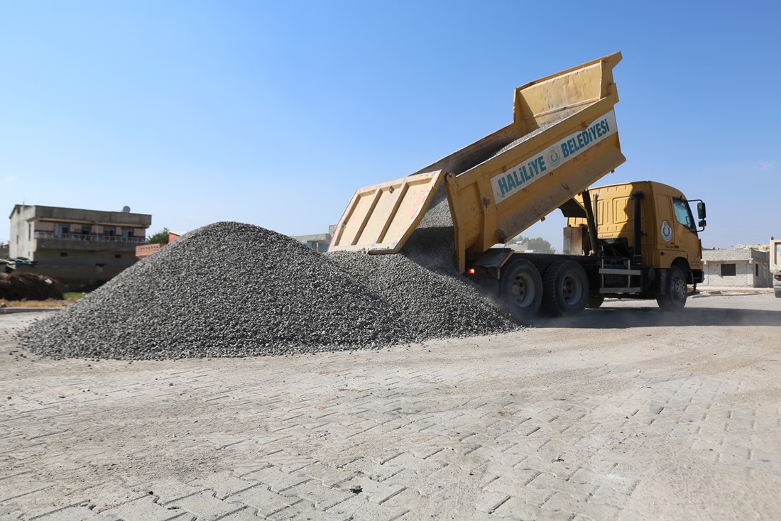 HALİLLİYE KIRSALINDA YOLLAR ASFALTLANMAYA DEVAM EDİYOR