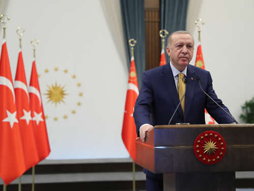 “ARNAVUTLUK HALKININ SEVİNCİNİ SEVİNCİMİZ, KEDERİNİ DE KEDERİMİZ OLARAK GÖRÜYORUZ”