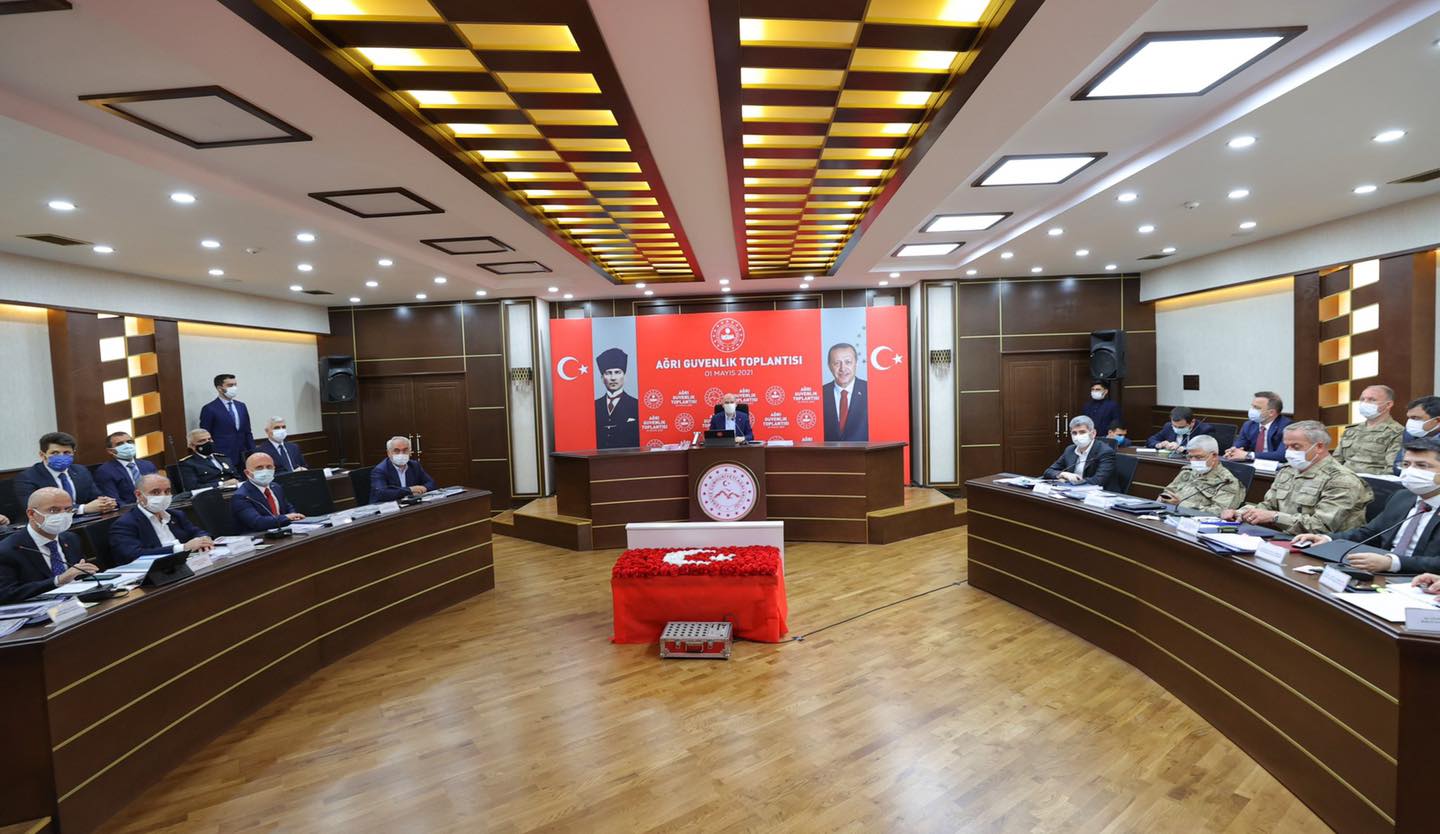 Bir iç mekan ve şunu diyen bir yazı 'AĞRI GUVENLIK TOPLANTISI م 1A' görseli olabilir