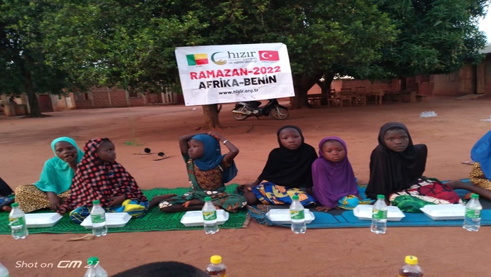 Hızır Derneği Afrika Benin’deki Öğrencilerle İftar sofralarında yalnız bırakmadı