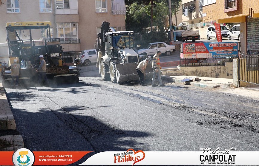 Bir 3 kişi, araba ve yol görseli olabilir