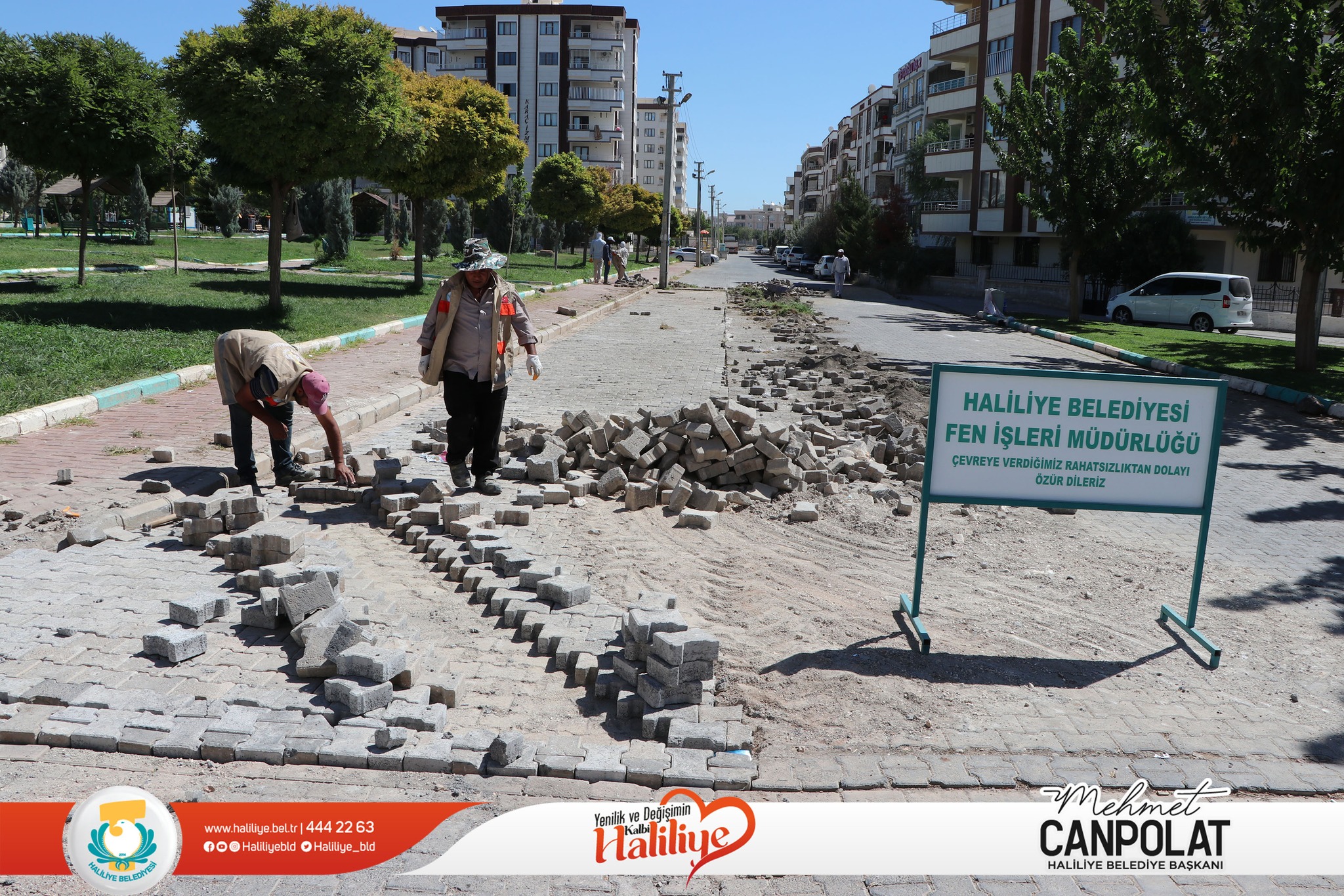 Bir 4 kişi, anıt, yol ve yazı görseli olabilir