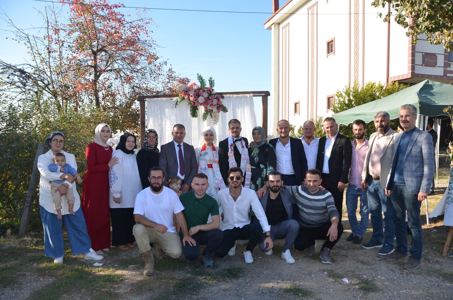 Bir 18 kişi, ayakta duran insanlar ve açık hava görseli olabilir