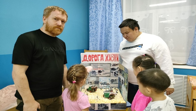 Anadyr’de Birleşik Rusya aktivistleri, Büyük Vatanseverlik Savaşı’na adanmış okul öncesi çocuklar için bir hafıza dersi düzenlediler