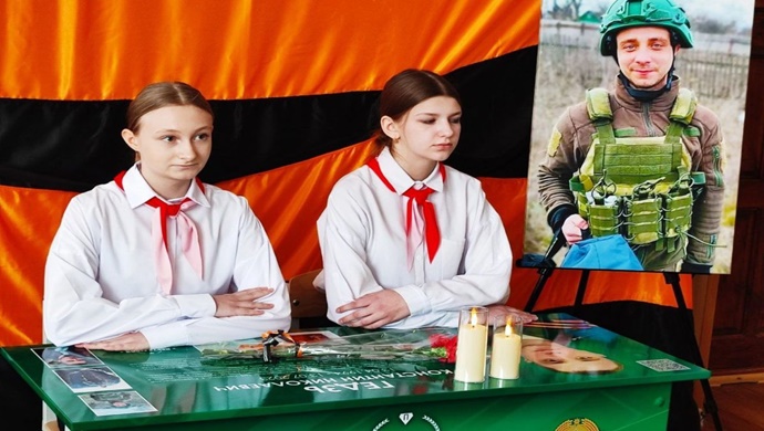 В Ровеньках ЛНР при поддержке «Единой России» открыли Парту Героя в честь участника СВО